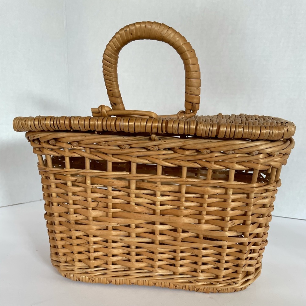 Vintage one handled straw bag